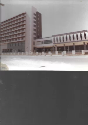 FOTOGRAFÍA ORIGINAL COLEGIO DE MEDICOS DE VALENCIA 1977, exterior y salón de actos 16x 23 cm