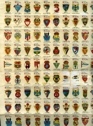 hoja con 100 CALCAMONIAS pegatinas adhesivas con escudos equipos de futbol españoles, años 60