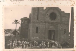 FOTOGRAFIA original CORPUS CHRISTIE GRAO CASTELLON 1947 IGLESIA SAN PEDRO en construcción ,sin fotografo , 8X14 cm , pegada en una cuartilla con el texto