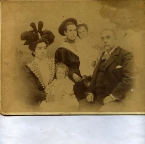 FOTOGRAFIA grupo familiar, prox 1890, FOTOGRAFO VIRENQUE,calle Montaner de PALMA , 23x 17,50 cm. Manchada en un extremo