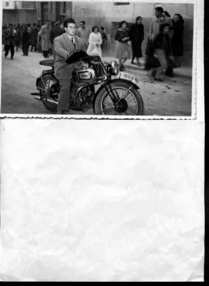 FOTOGRAFIA DE MOTORISTA, al dorso pone FOTOGRAFIA CORAL, ONTENIENTE, años 50 , 13.5 x 8,5 cm.