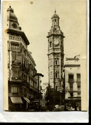FOTOGRAFIA ORIGINAL DE VALENCIA ( SANTA CATALINA VISTA DESDE LA CALLE DE LA PAZ) AÑOS 40 , 9x12 cm.(LA HAN RECORTADO